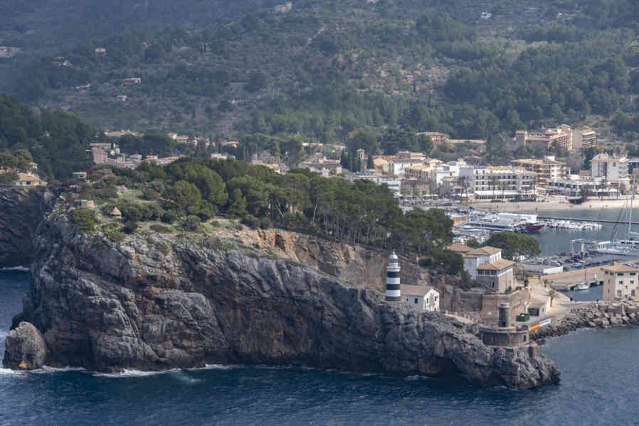 Mallorca - Sóller 35 - puerto - faro de Sa Creu.jpg